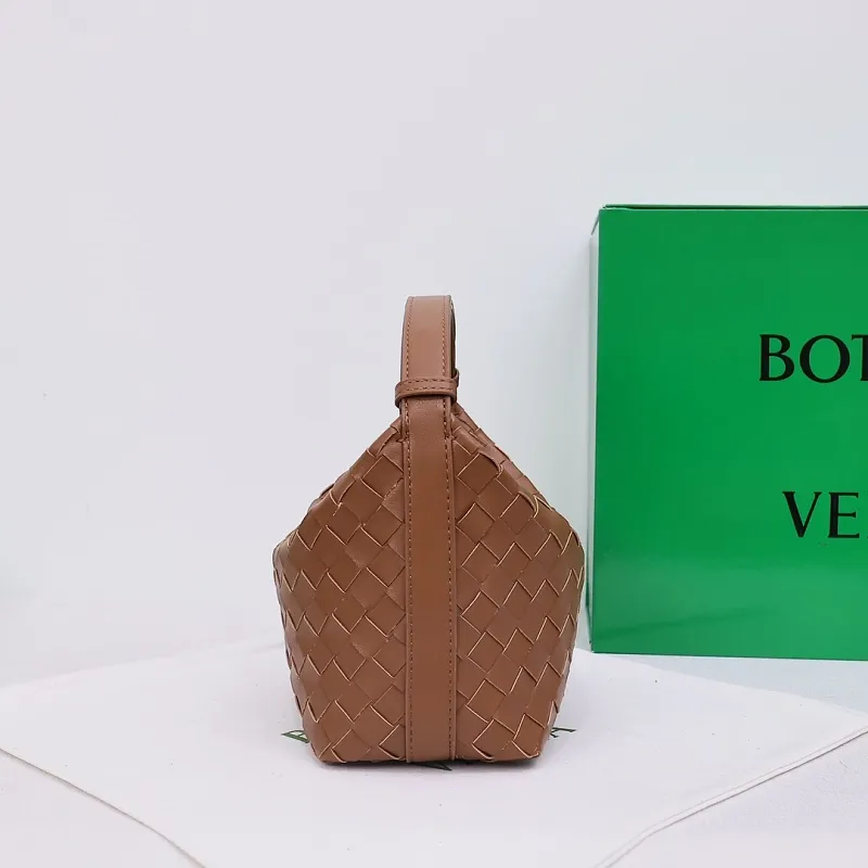 All categories Official website "Brand Women's Bags" Women's Bags 💙 BV 2026 new BV portable shoulder bag